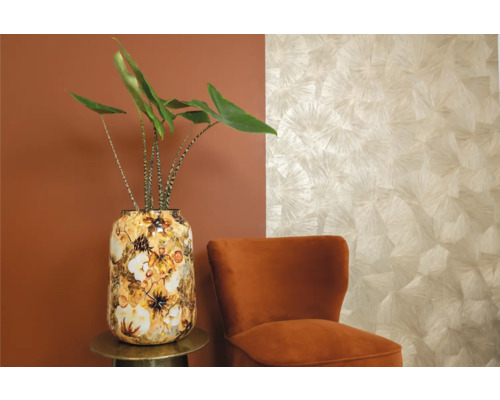 Decoratief interieur met plant in bloemenvaas, fauteuil en behang met patroon