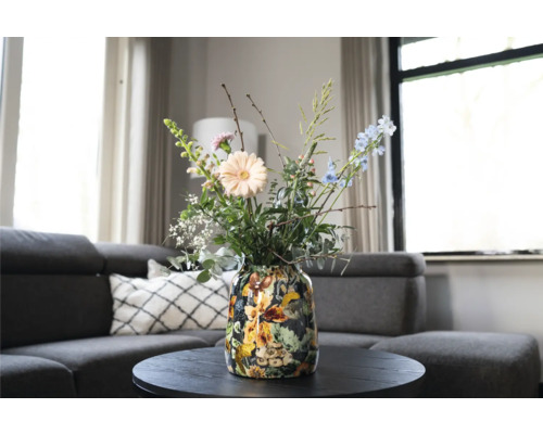Boeket bloemen in vaas op tafel in woonkamer