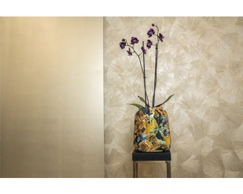 Decoratieve orchidee in een vaas met motief op een klein tafeltje