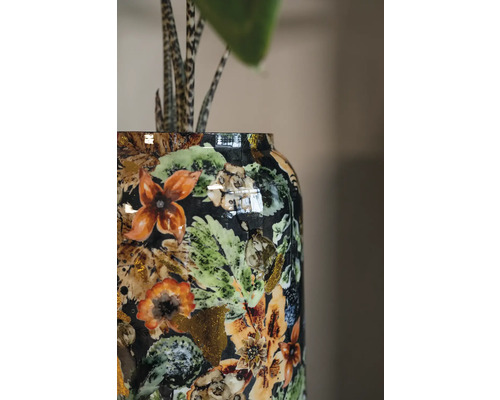 Decoratieve bloemenvaas met bloemmotief en planten