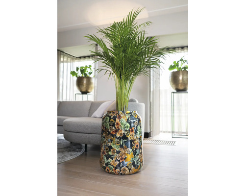 Woonkamer met Areca palm in een vaas met bloemmotief