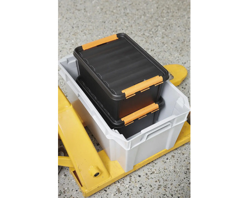 Twee kunststof opbergboxen met deksel in een magazijnstelling.