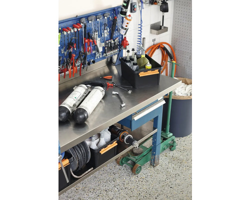 Werkplaats met werkbank, gereedschap en accessoires voor doe-het-zelvers