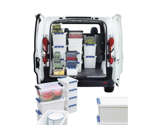 Een bestelwagen is geladen met kunststof opbergboxen voor het opbergen en vervoeren van spullen.