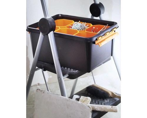 Gereedschapskist met schroeven en spijkers op een ladder