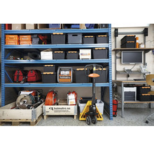 Stellingkast met opslagbakken, gereedschap en apparatuur in een werkplaats.