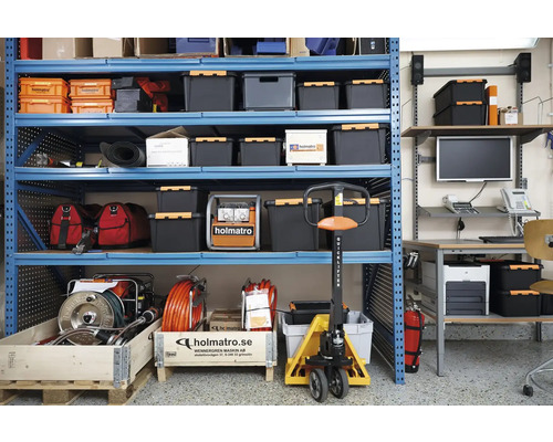 Stellingen met gereedschapskisten, uitrusting en een pallettruck in een magazijn.