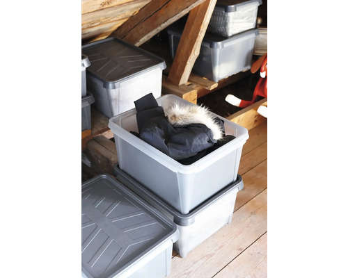 Kunststof opbergdozen met deksel op zolder