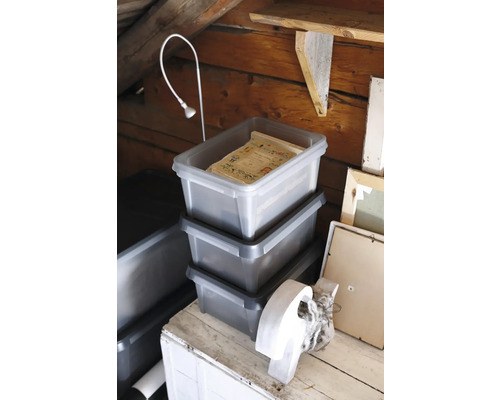 Stapel van drie transparante opbergdozen met deksel op een tafel