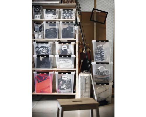 Stellingkast met transparante opbergdozen, gevuld met diverse spullen