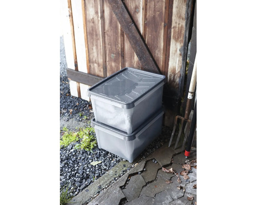 Twee grijze kunststof opbergboxen met deksel gestapeld buiten