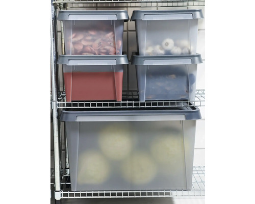 Meerdere grijze kunststof boxen met deksel staan op een metalen rek.