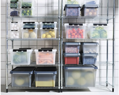 Rek met transparante voorraadcontainers van verschillende afmetingen, gevuld met levensmiddelen