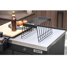 Metalen opbergrek op een grillstation met fles, tomaten en snijplank