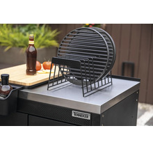 Grillroosterstandaard op een barbecuetafel met eten en drinken