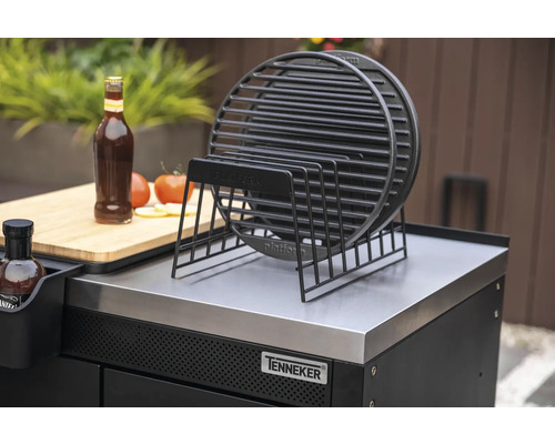 Grillroosterstandaard op een barbecuetafel met eten en drinken