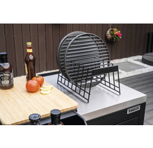 Grillrooster met houder en barbecue-accessoires op een werkblad