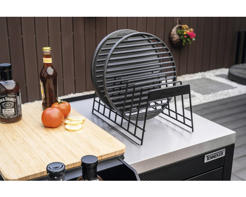 Grillrooster met houder en barbecue-accessoires op een werkblad