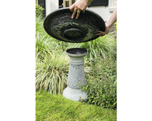 Montage van een vogelbad in de tuin met zuil en kom