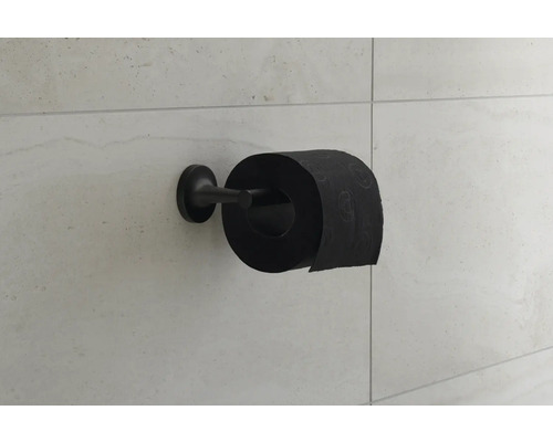Zwart toiletpapier op houder aan een betegelde muur