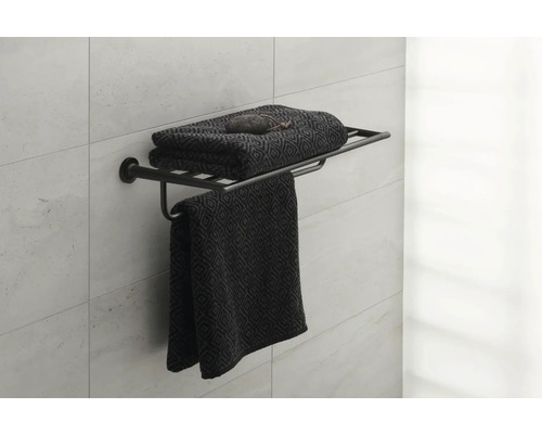 Handdoekrek met handdoeken aan een muur