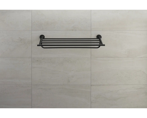 Zwarte handdoekhouder met drie stangen voor wandmontage.