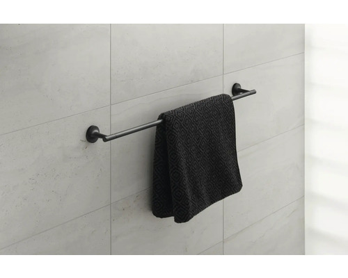 Handdoekhouder met handdoek aan een muur