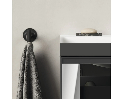 Detailopname van een badkamer met handdoekhouder, handdoek, wastafel en zeep