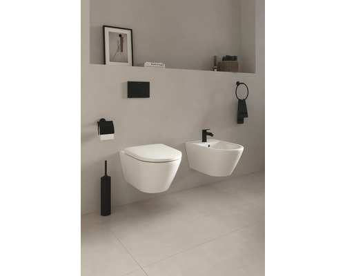 Moderne badkamer met wandcloset en bidet, evenals zwarte accessoires