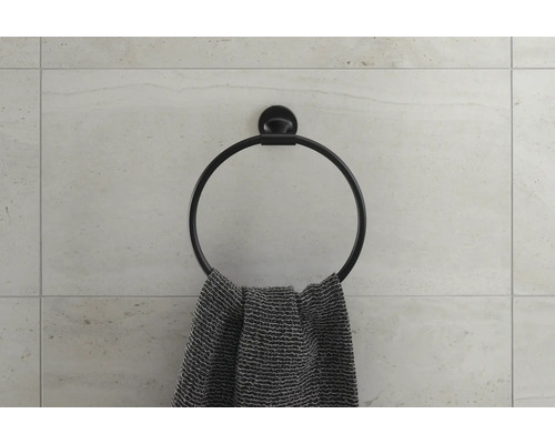 Ronde handdoekhouder met handdoek aan de muur