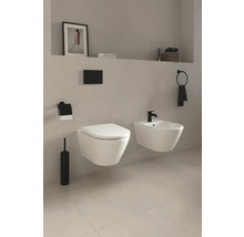 Moderne badkamer met wandcloset, bidet en zwarte accessoires.