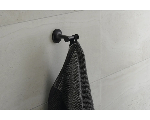 Handdoekhouder met handdoek aan de muur