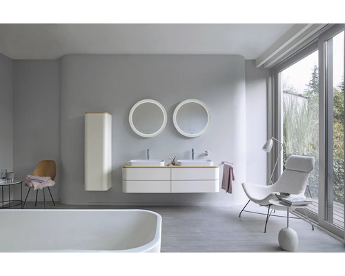 Lichte badkamer met dubbele wastafel, spiegelkasten en bad