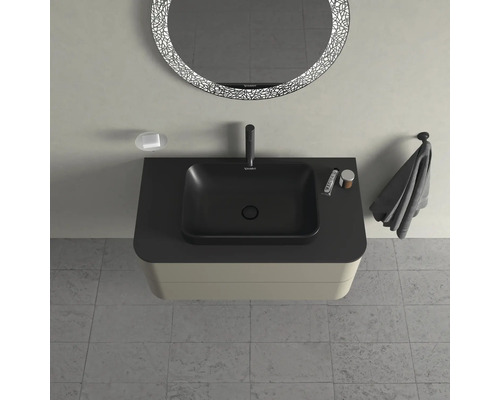 Badkamer met wastafel, kraan, spiegel en opbergruimte voor badkamerbenodigdheden