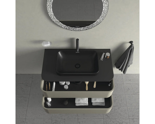 Bovenaanzicht badkamer met wastafel, spiegel en wastafelonderkast