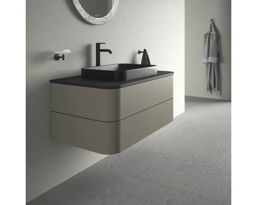 Moderne badkamer met wastafelonderkast, opzetwastafel en spiegel