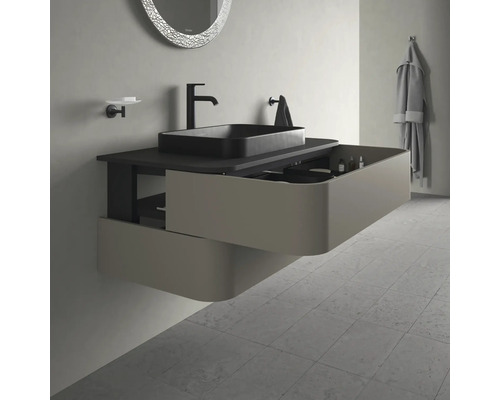 Badkamer wastafelmeubel met open lade, zwarte wastafel, kraan en ronde spiegel