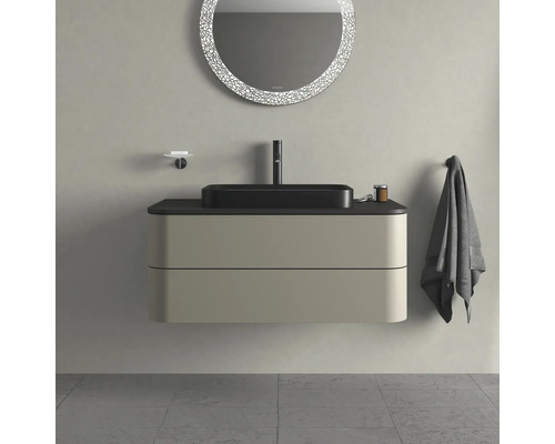 Moderne badkamer met wastafelonderkast, waskom, spiegel en handdoek