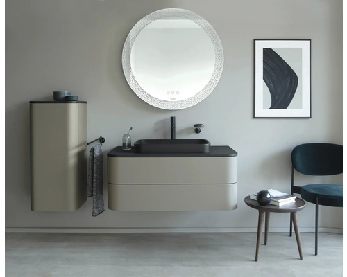 Badkamer met wastafel, spiegelkast en ronde spiegel