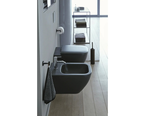 Badkamer met wandcloset en bidet en rek