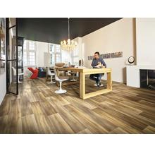 Lichte woonkamer met houten vloer, eettafel en man