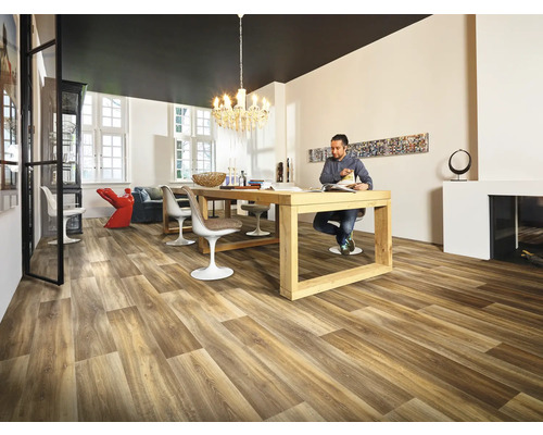 Lichte woonkamer met houten vloer, eettafel en man