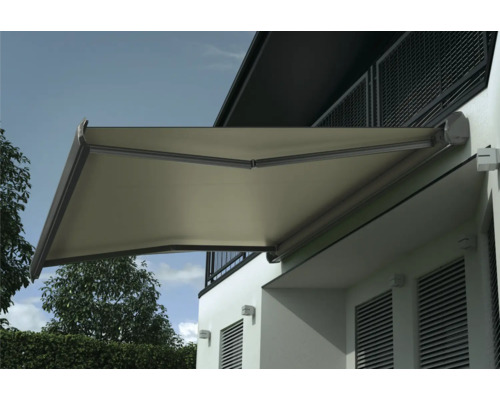 Uitgeschoven knikarmscherm aan het huis