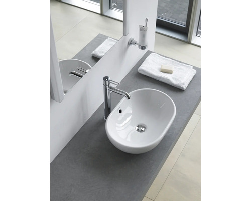 Badkamer wastafel met kraan, handdoek en zeep op een grijs oppervlak