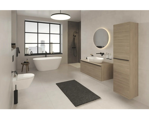 Lichte badkamer met bad, douche, wastafel, spiegelkast en toilet