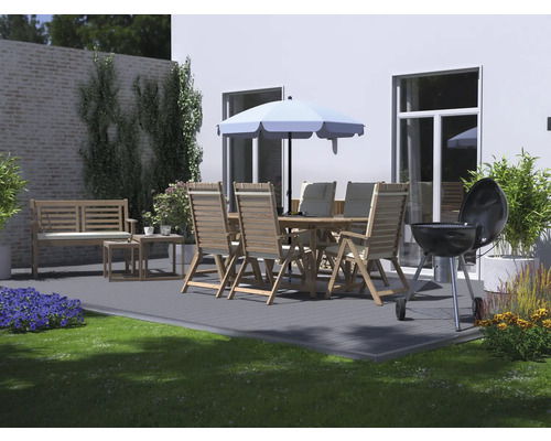 Terrasscène met tuintafel, stoelen, parasol en barbecue