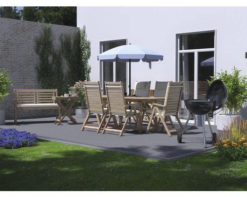 Tuinscene met zitgroep, parasol en barbecue op terras