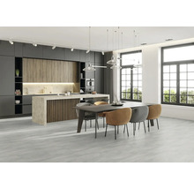 Lichte, moderne keuken met kookeiland, eettafel en stoelen