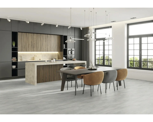 Lichte, moderne keuken met kookeiland, eettafel en stoelen