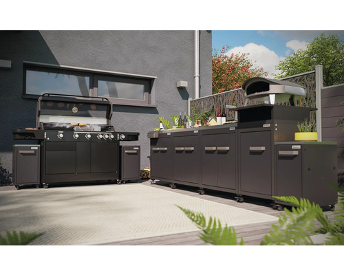 Buitenkeuken met barbecue en pizzaoven op een terras